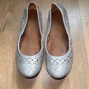 Like new Naturalizer silver cutout ballet flats